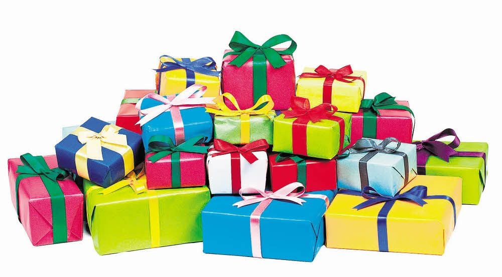 Ein großer Berg Geschenke ist vorbereitet für Weihnachten.