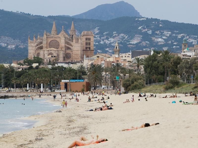 Der Strand in Palma de Mallorca ist wieder geöffnet - aber ausländische Touristen werden derzeit noch durch die Quarantäne-Regeln abgehalten. Foto: Isaac Buj/EUROPA PRESS/dpa