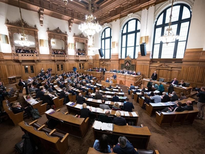 Abgeordnete verfolgen die Sitzung der Hamburgischen Bürgerschaft im Rathaus. Foto: Daniel Reinhardt/dpa/Archivbild