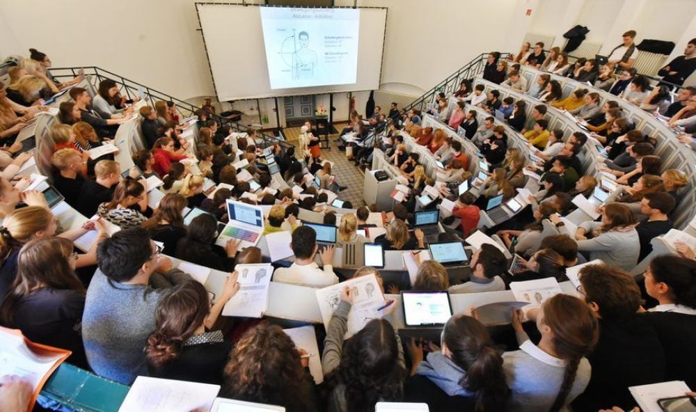 Dicht an dicht sitzen die Studenten in den Hörsälen - das ist in der Medizin so wie bei den Lehramtsstudenten.