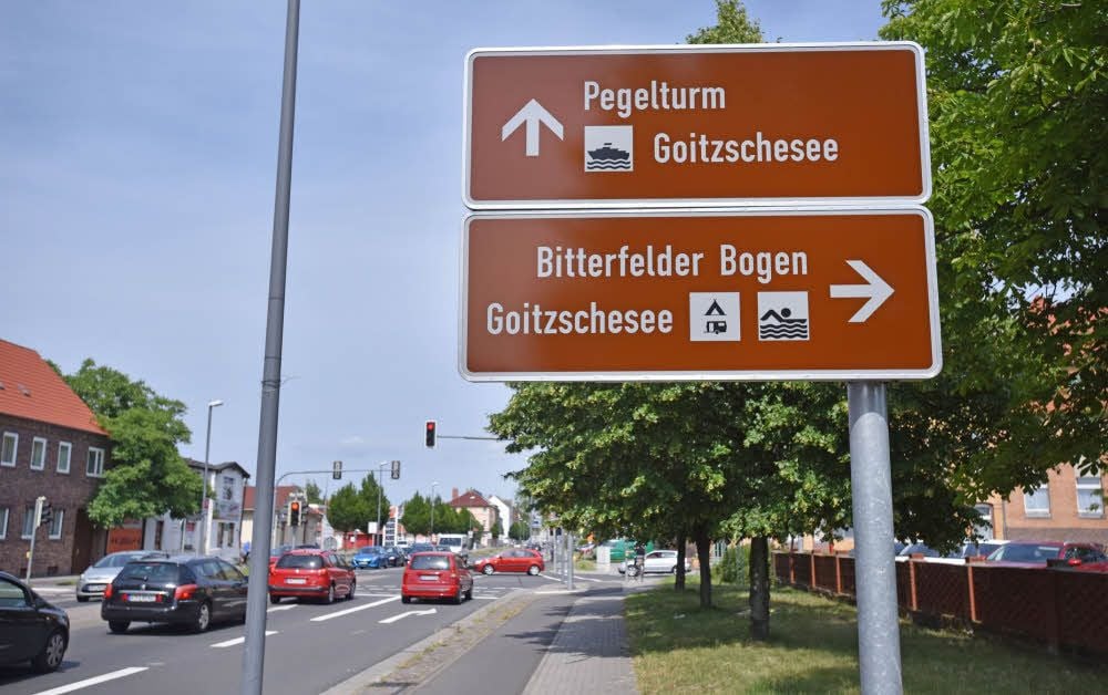 Nur vereinzelte Hinweisschilder zeigen in Bitterfeld und Wolfen bislang den Weg zu Sehenswürdigkeiten. Das soll sich ändern.