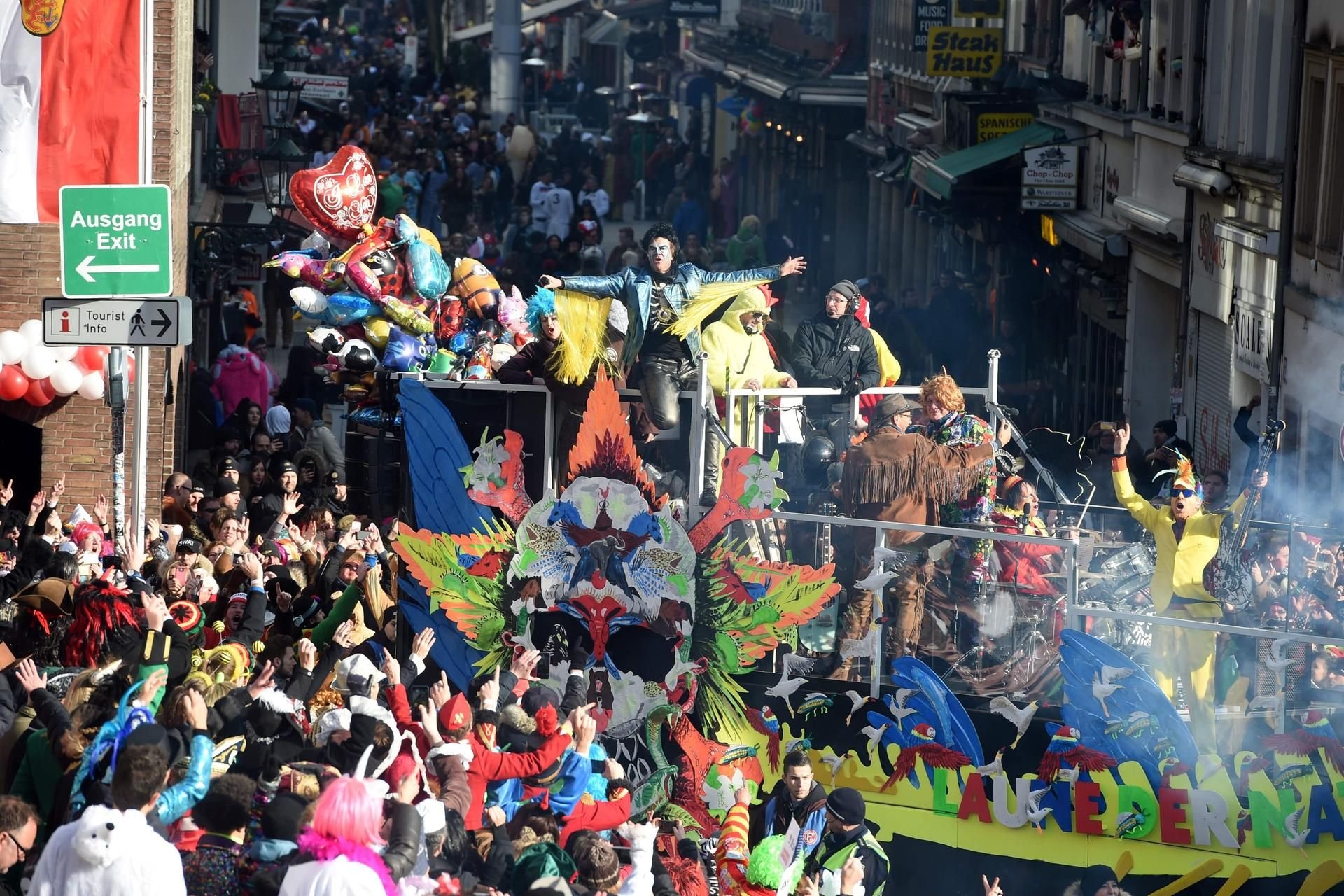 Die Toten Hosen sind auf dem Düsseldorfer Karnevalszug mit einem eigenen Wagen mitgefahren.
