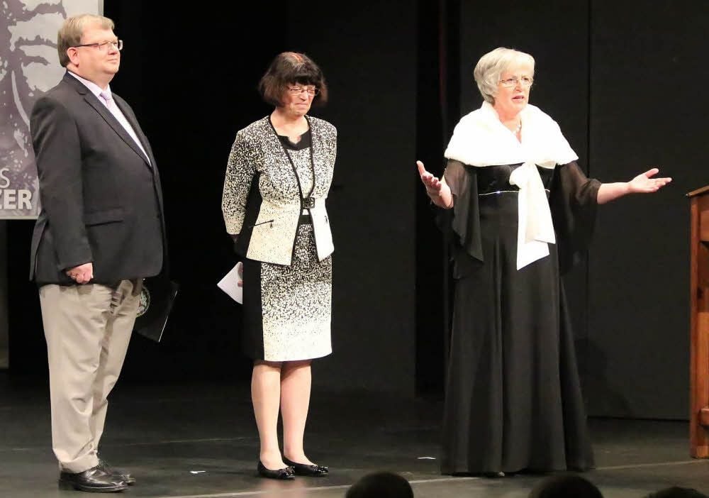 Sprachen zum Auftakt des Reformationsjubiläums im Theater: Superintendent Andreas Berger, Landrätin Angelika Klein und Eislebens Oberbürgermeisterin Jutta Fischer (von links).