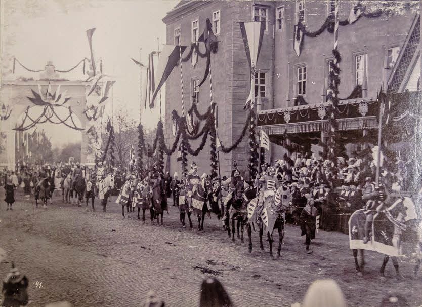 Der Festumzug zur Einweihung im Jahr 1892 der Schlosskirche Wittenberg zieht am Augusteum vorbei.