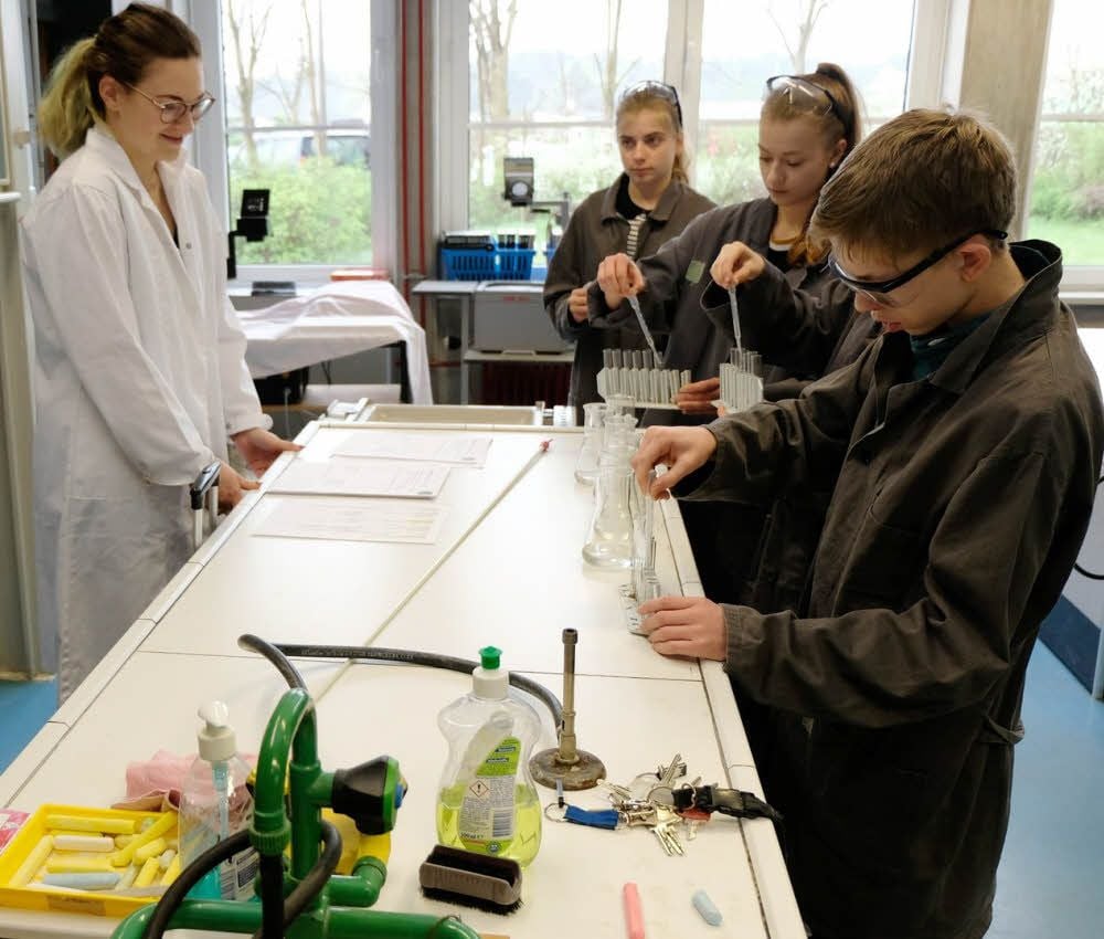 Die 36 Austauschschüler beider Bildungseinrichtungen sind in mehrere Gruppen aufgeteilt. Im Chemieunterricht wird fleißig experimentiert. Am Freitag fahren die Gäste aus Amstelveen nach Hause zurück.