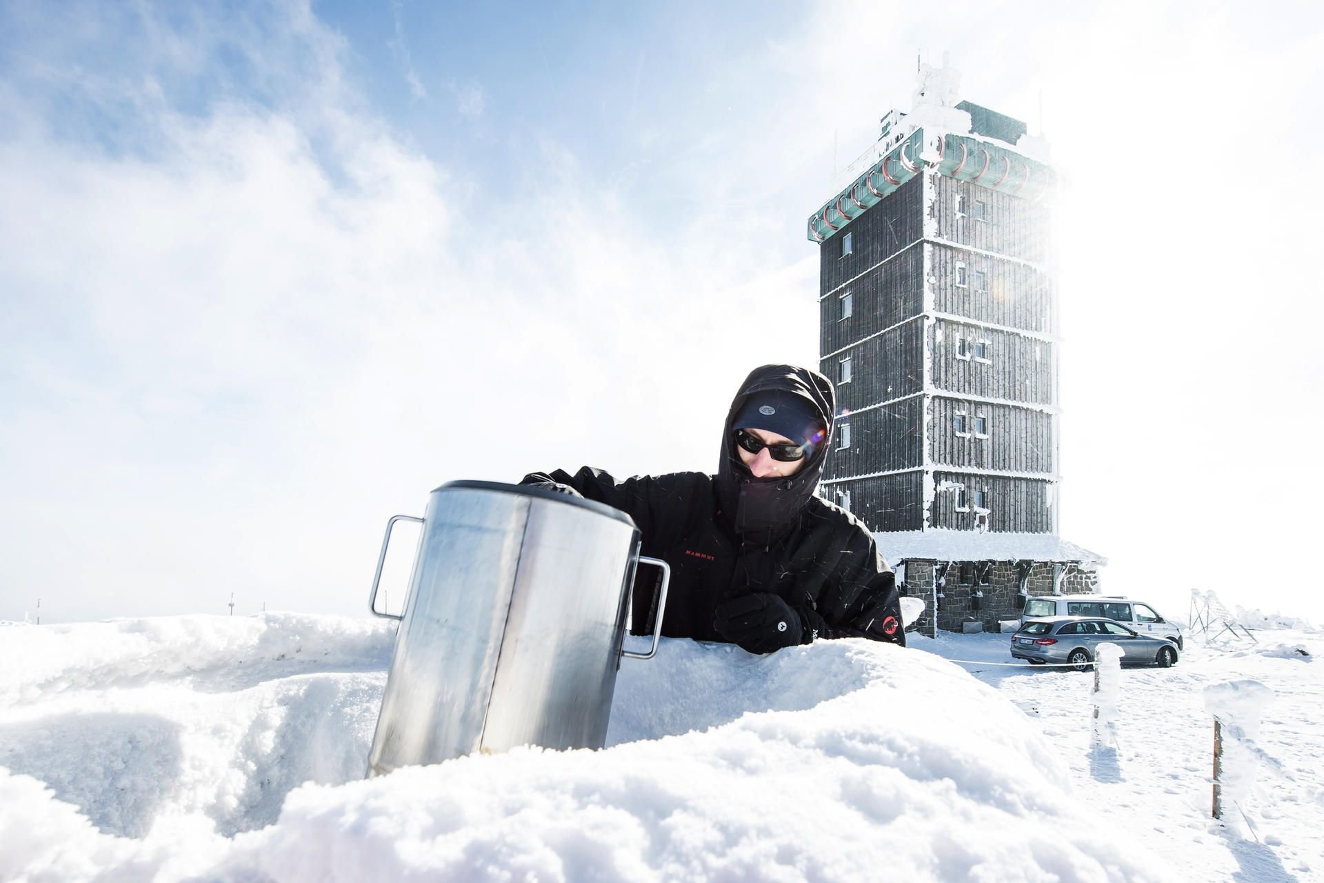 Wetterdiensttechniker Marc Kinkeldey misst mit einem Behälter auf der DWD-Messstation auf dem Brocken die Schneemenge.