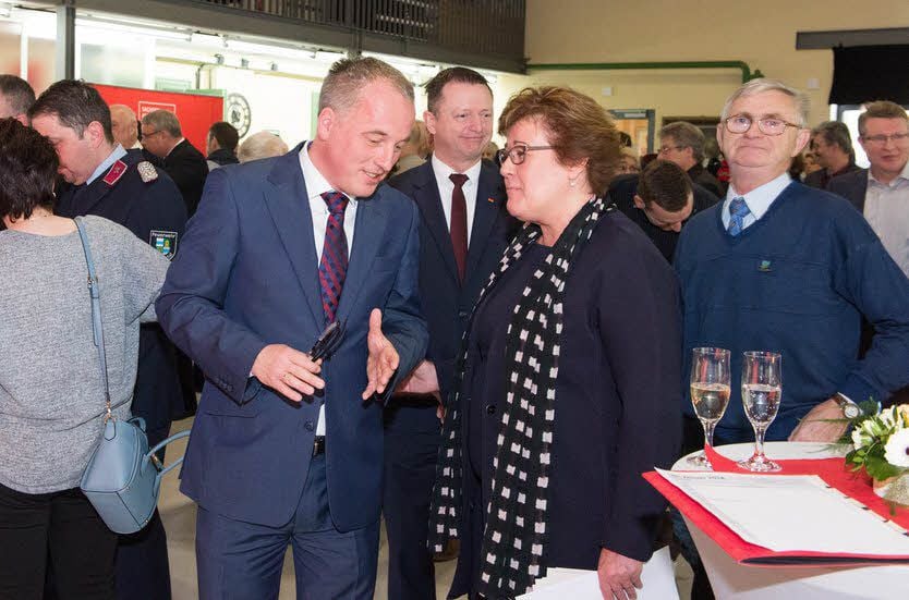 Einer Meinung: SPD-Kreisvorsitzender Rüdiger Erben und Ministerin Petra Grimm-Benne, dahinter Bundestagsabgeordneter Dieter Stier (CDU).