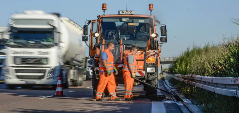 Der Verkehr rauscht an den Straßenmeistern vorbei. Die Arbeiten auf der Autobahn sind immer mit Gefahren verbunden.