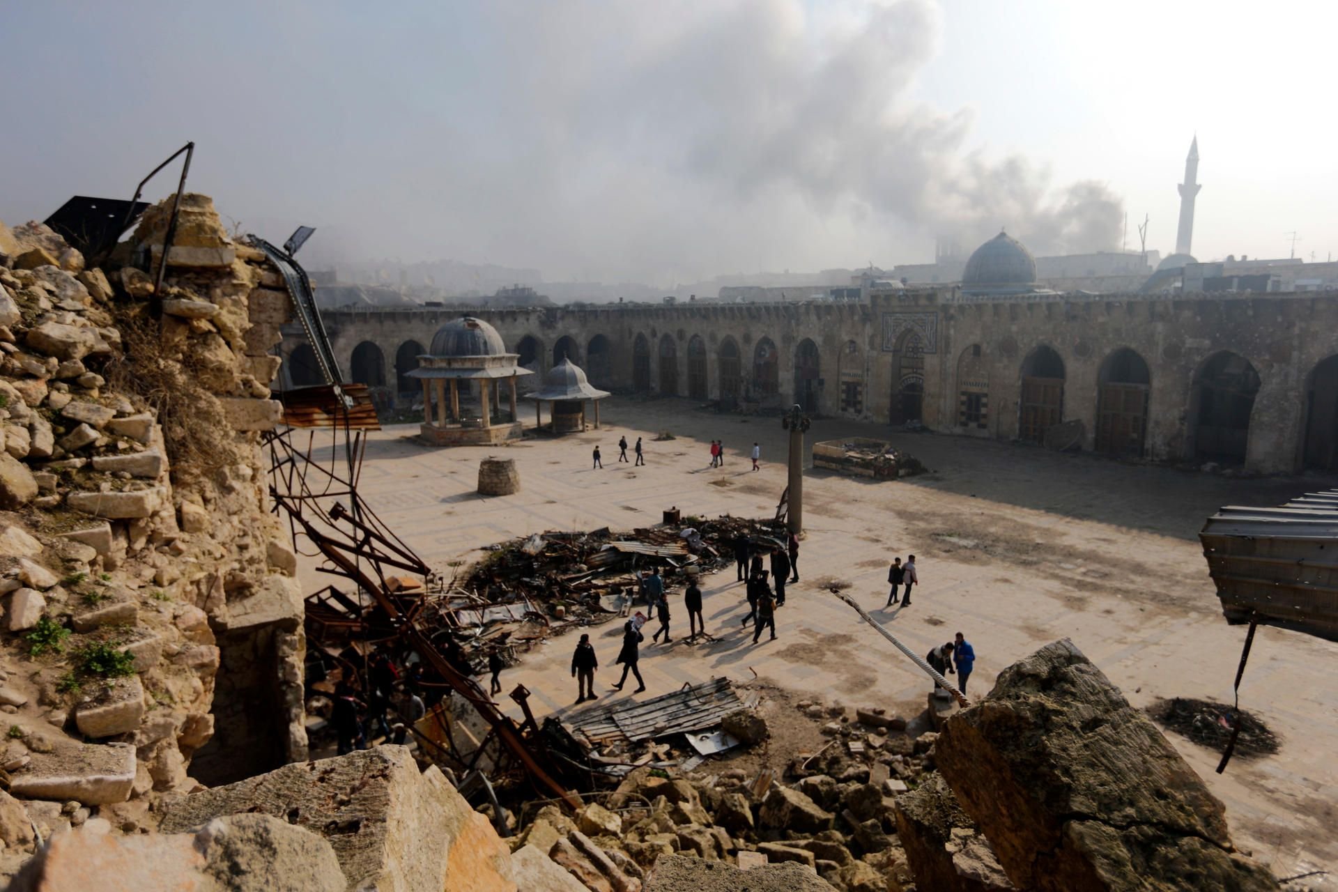 Menschen besuchen am 19.01.2017 die schwer beschädigte Grand Umayyad Moschee in Aleppo in Syrien.