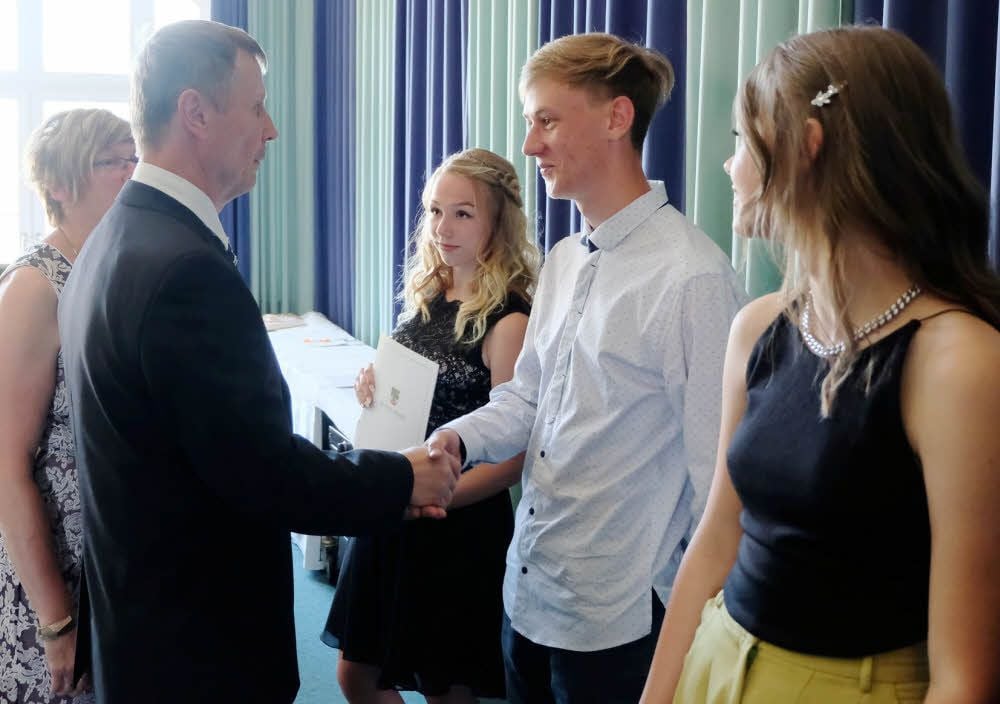 Der stellvertretende Direktor der Sekundarschule Annaburg, Matthias Weiß, übergibt die Abschlusszeugnisse.