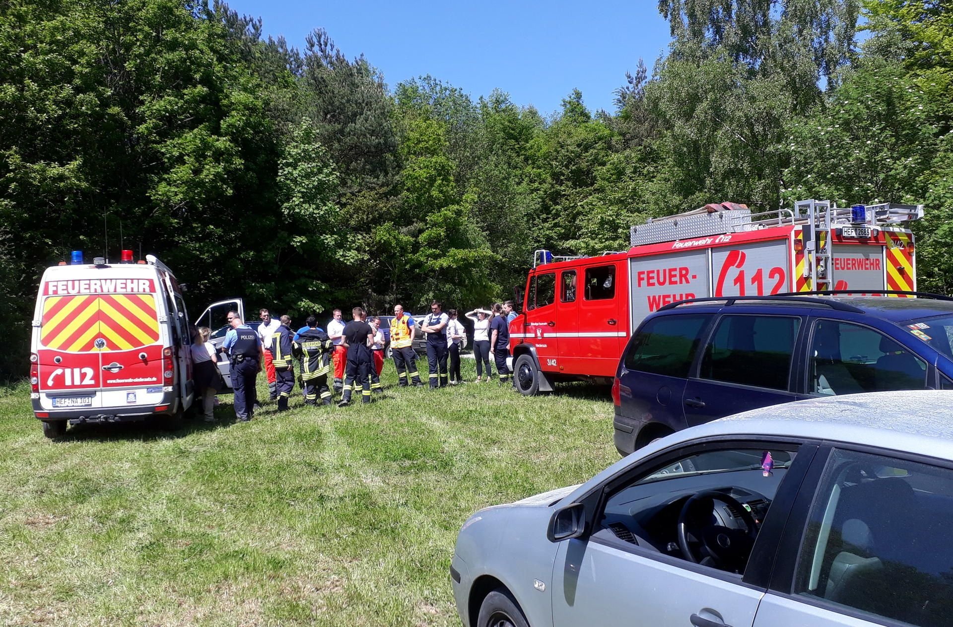 In einem Waldgebiet im osthessischen Niederaula waren am Montag drei kleine Mädchen verloren gegangen. Einsatzkräfte der Polizei und Feuerwehr suchten sie.