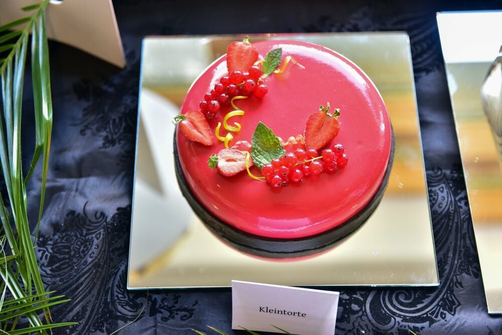 Wie ein Medaillon sieht die kleine Torte von Charlott Oppelt aus.