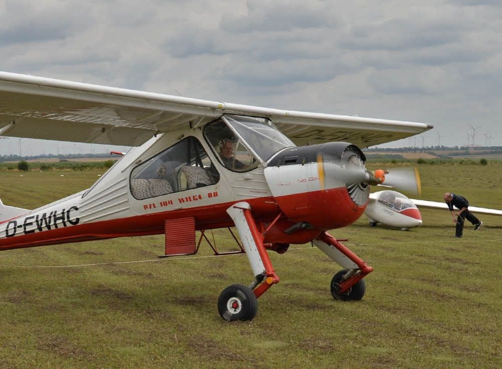 Verschiedene Flugzeugtypen sind zu sehen. Auch Rundflüge werden angeboten.