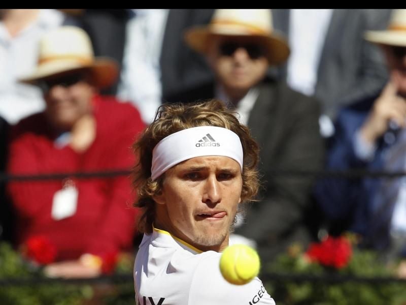 Alexander Zverev unterliegt Rafael Nadal klara mit drei Sätzen. Foto: Alberto Saiz/AP