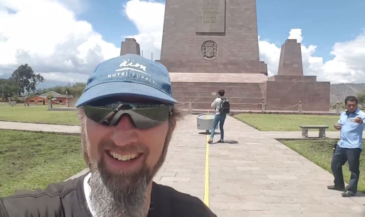 Extremläufer Robby Clemens am Äquatormonument in Ecuador.
