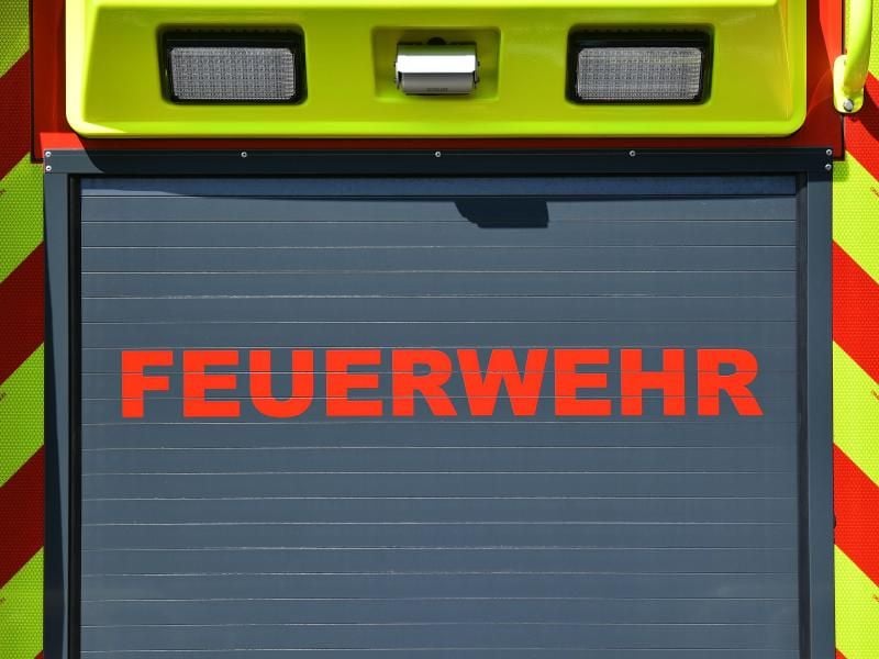Der Schriftzug „Feuerwehr” ist auf einem Einsatzfahrzeug angebracht. Foto: Martin Schutt/dpa-Zentralbild/dpa/Archivbild