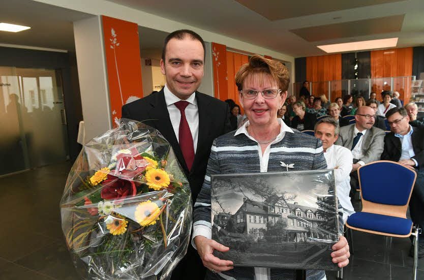 Nach 42 Jahren in der Naumburger Kinderklinik wurde Kinderärztin Christel Franz-Stannigel von Klinik-Chef Lars Frohn verabschiedet.