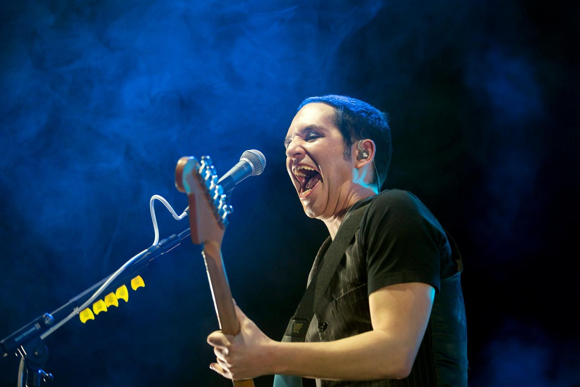 Brian Molko von der Band Placebo bei einem Auftritt.