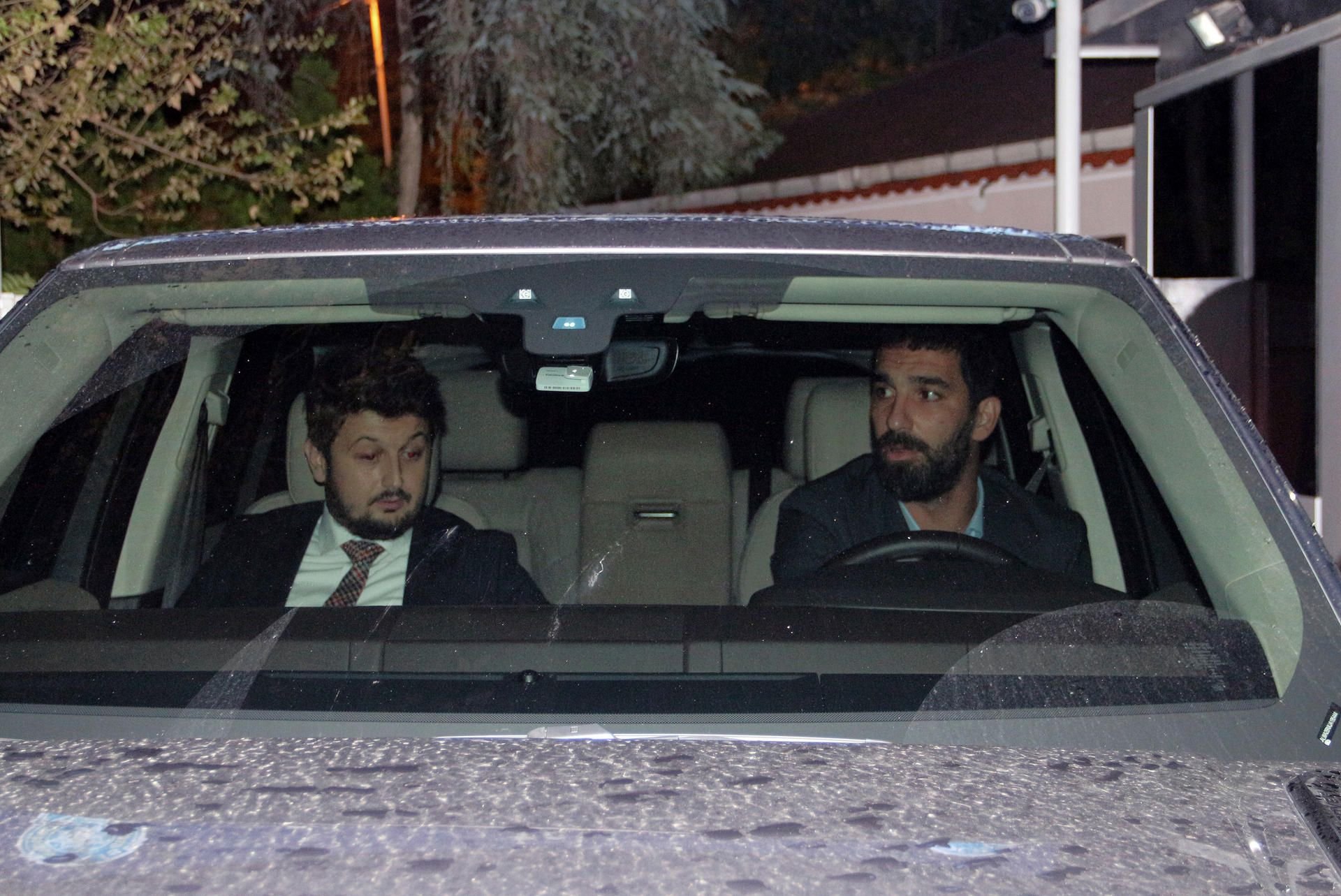 Arda Turan (rechts) nach seiner Aussage auf einem Polizeirevier in Istanbul