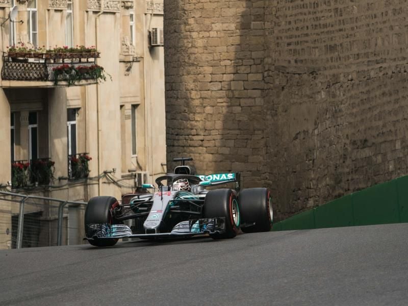 Beim Rennen in Baku geht es auch durch die Altstadt: Lewis Hamilton in seinem Mercedes. Foto: Wu Zhuang/Xinhua/dpa