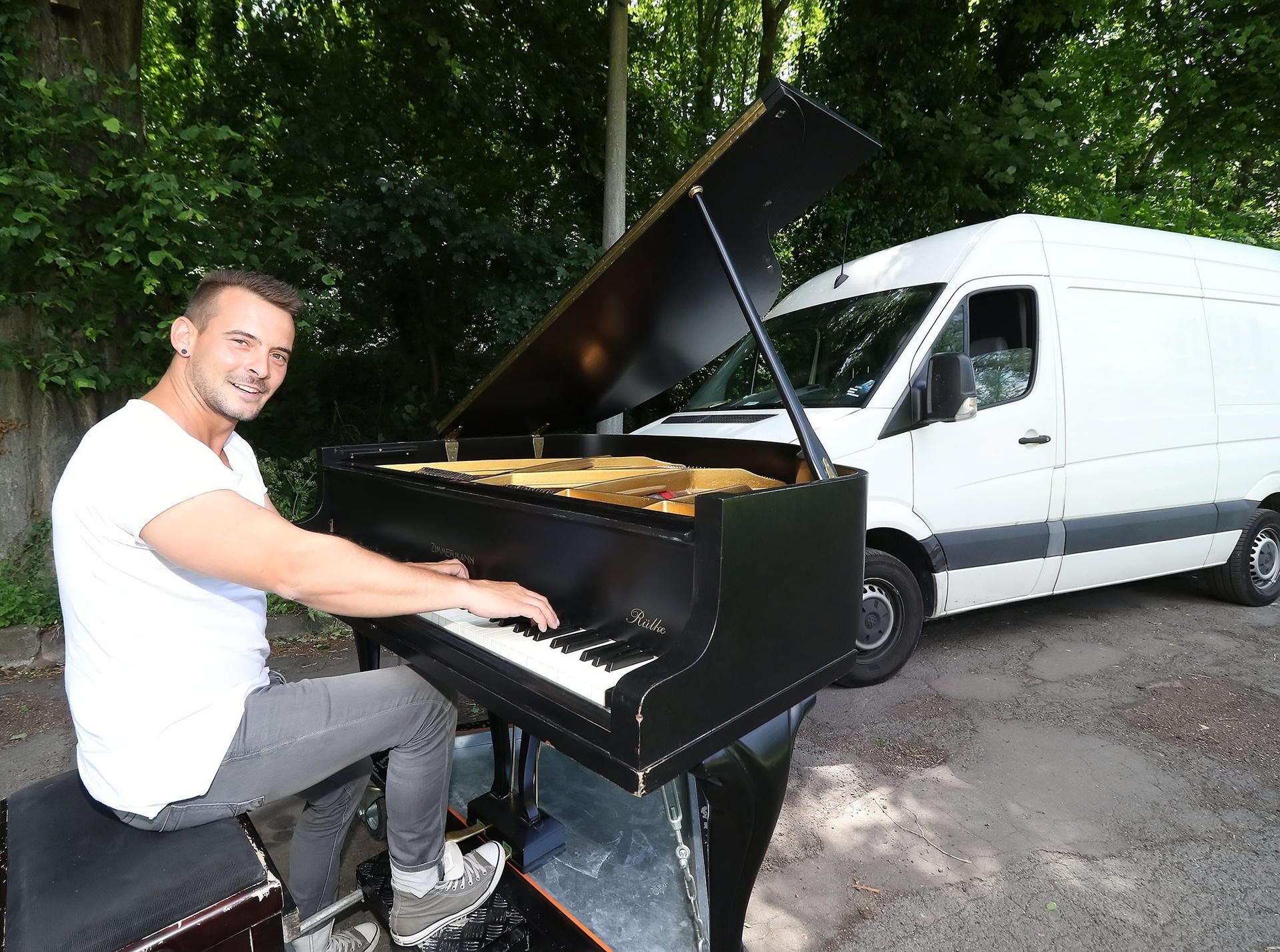 Pianist Christian Pommnitz hat sein Klavier im Auto.