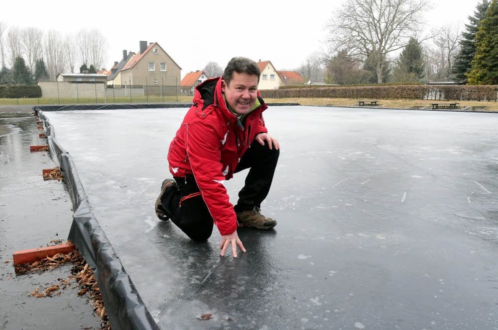 Stolz auf die Helfer, die die Eisbahn hergerichtet haben: Andreas Knop.