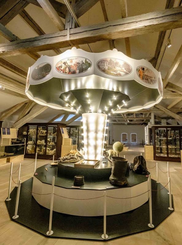 Das Karussell gehört zu den besonderen Präsentationsformen der Riemer-Ausstellung im Stadtmuseum im Zeughaus.