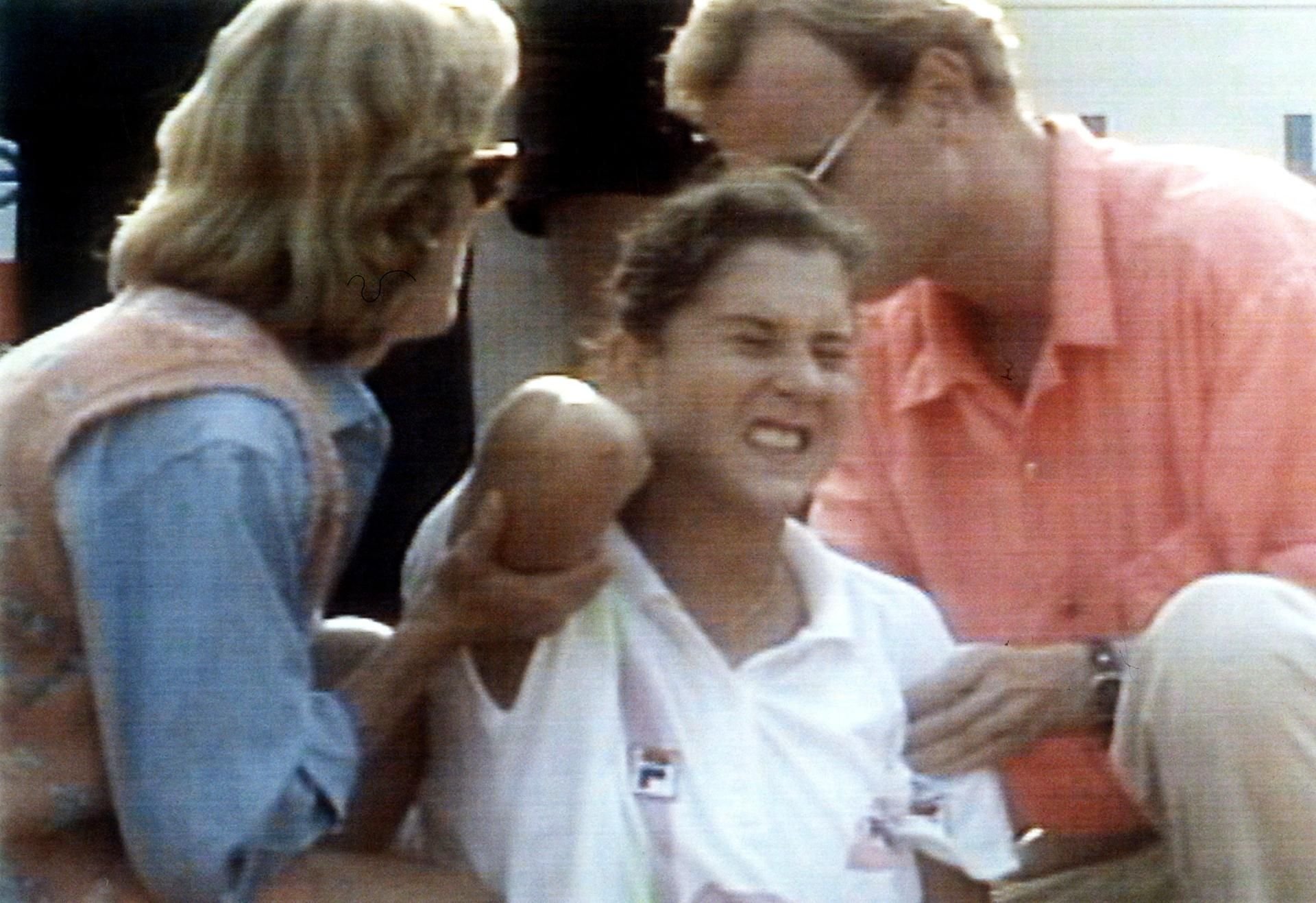 Die verletzte Monica Seles wird kurz nach dem Messer-Attentat auf dem Centre Court am Hamburger Rothenbaum ärtzlich versorgt.