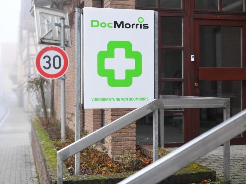 „DocMorris - Videoberatung von DocMorris” steht in Hüffenhardt am Eingang der von der Versandapotheke DocMorris betriebenen Automatenapotheke. Foto: Uwe Anspach