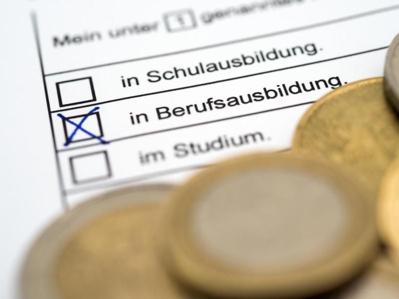 Kindergeld kann auch für volljährige Kinder beantragt werden. Hierbei müssen Eltern aber beachten: Die Fristen für rückwirkende Anträge werden ab 2018 kürzer. Foto: Andrea Warnecke/dpa-tmn