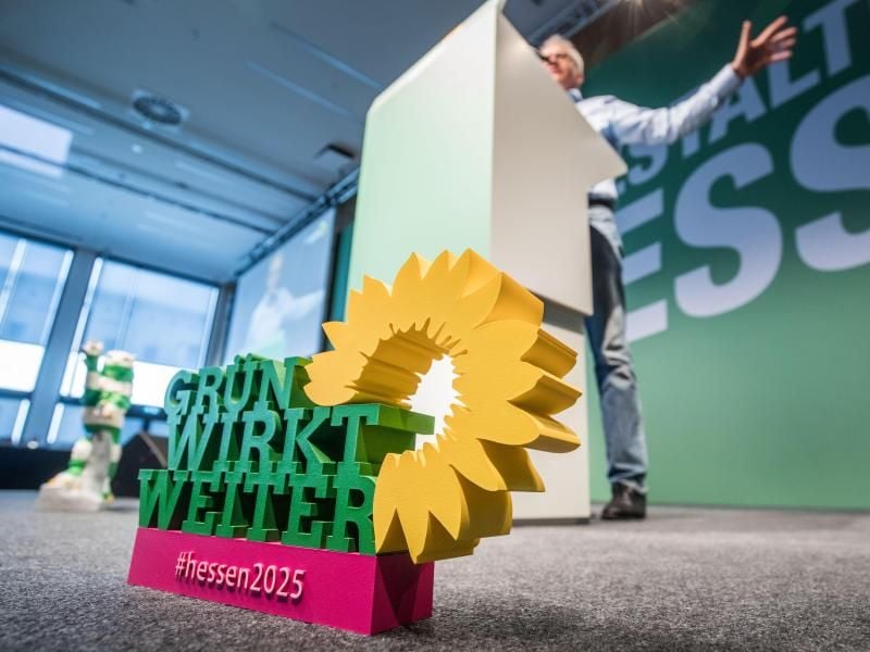Der hessische Wirtschaftsminister, Tarel Al-Wazir (o.r.), spricht beim Landesparteitag von Bündnis 90/Die Grünen. Foto: Frank Rumpenhorst