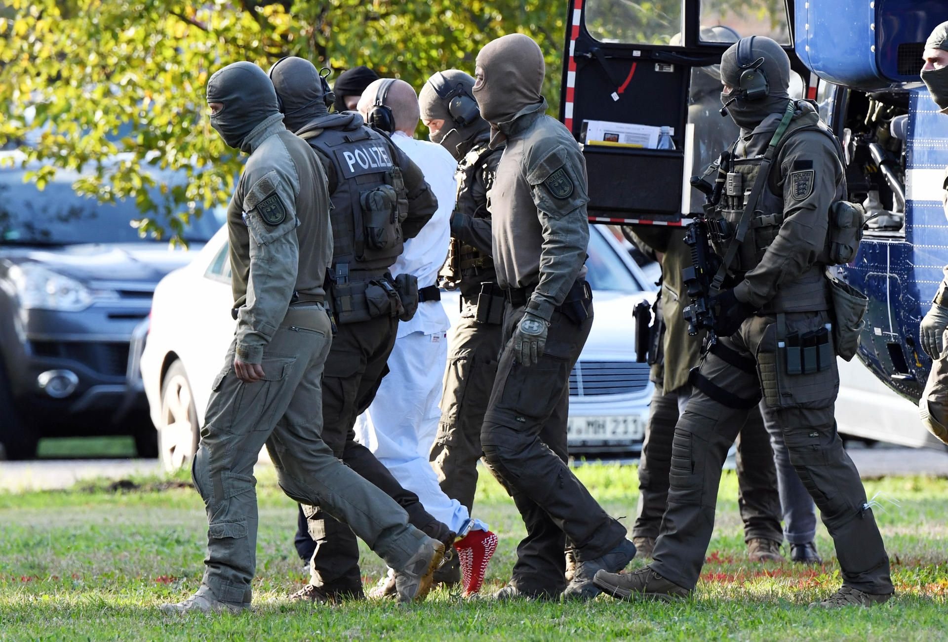 Stephan B. wird von Polizisten aus einem Hubschrauber gebracht.