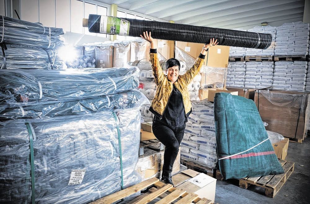 Ines Spanier ist mit dem Verkauf von Folien für Agrarbetriebe erfolgreich. Die Unternehmerin packt im Lager mitunter auch selbst mit an.