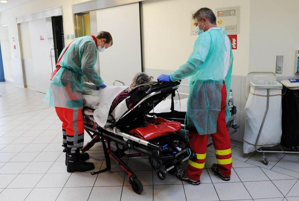 Alexander Blume und Mario Stockhaus (v.l.) aus einem der Rettungswagen betreuen eine Patientin.