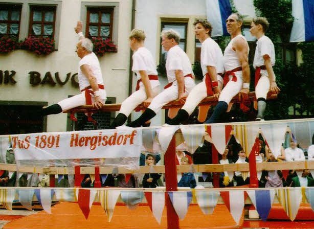 Die Hergisdorfer Turner beim Umzug anlässlich 200 Jahre Bergschule.