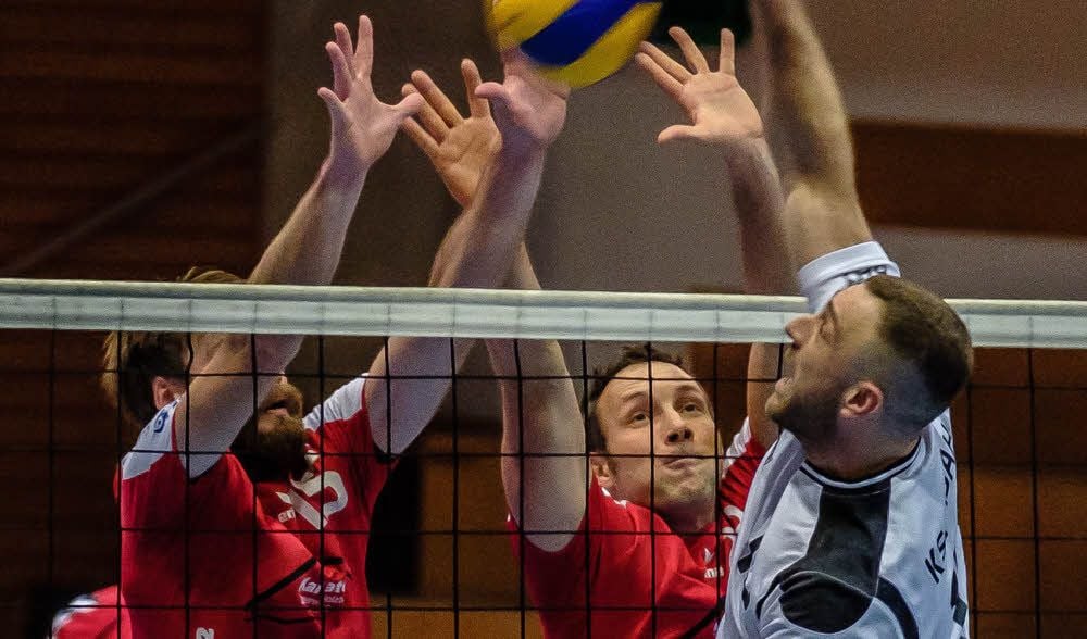 Die Regionalliga-Volleyballer des MTV Wittenberg, hier bei der Blockarbeit, stehen am Sonnabend um 18 Uhr in der Stadthalle der SG Rotation Prenzlauer Berg gegenüber. Das Team aus der Lutherstadt muss dieses Match unbedingt gewinnen, sonst droht der Absturz in den Tabellenkeller.