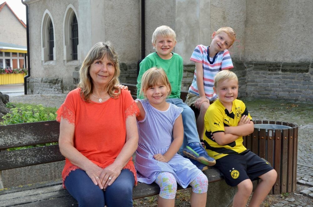 Monika Reichert (li.) nimmt Abschied von ihren Kita-Kindern, darunter Leon, Paul (oben sitzend), Hanna und Bruno (unten).