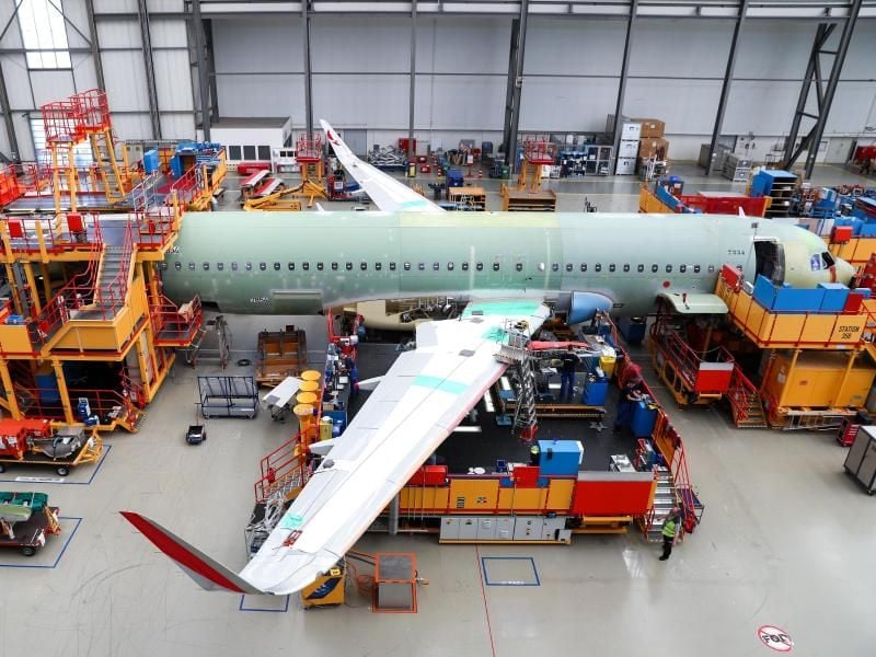 Wegen der Corona-Krise hat Airbus seine Flugzeugproduktion um rund 40 Prozent heruntergefahren und will bis kommenden Sommer rund 15.000 Arbeitsplätze abbauen. Foto: Christian Charisius/dpa