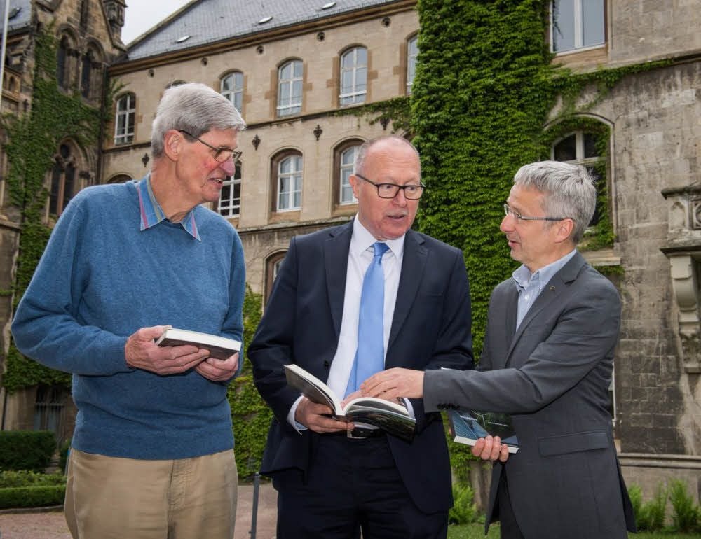 Präsentieren das Buch zum 475. Jubiläum der Landesschule Pforta: der frühere Rektor Karl Büchsenschütz (von links), Lutz Beer, Mitglied des Kuratoriums der Stiftung Schulpforta, sowie Matthias Haase, Vorsitzender des Pförtner Bundes.