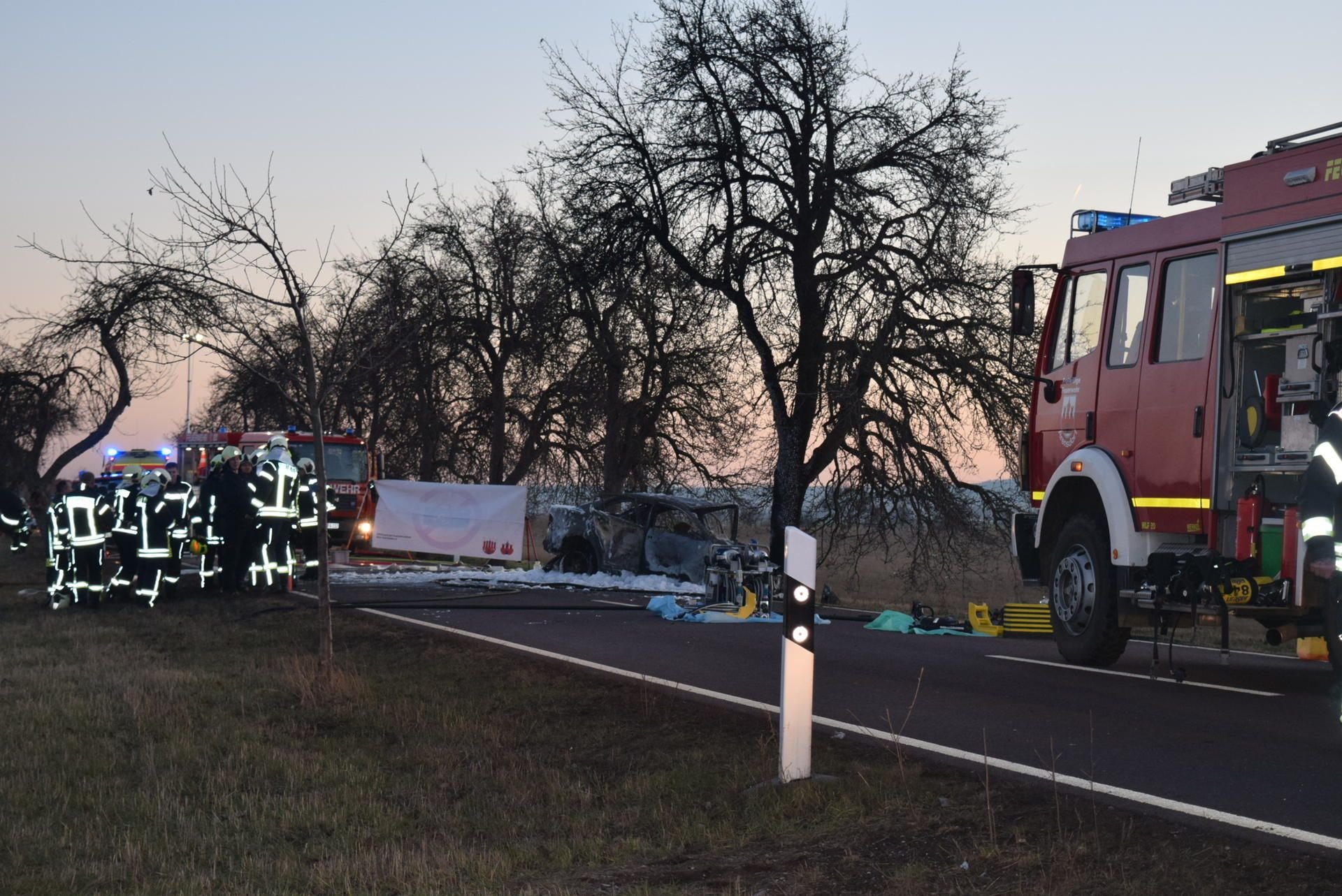 Die Feuerwehr musste einen Sichtschutz gegen Gaffer aufstellen.
