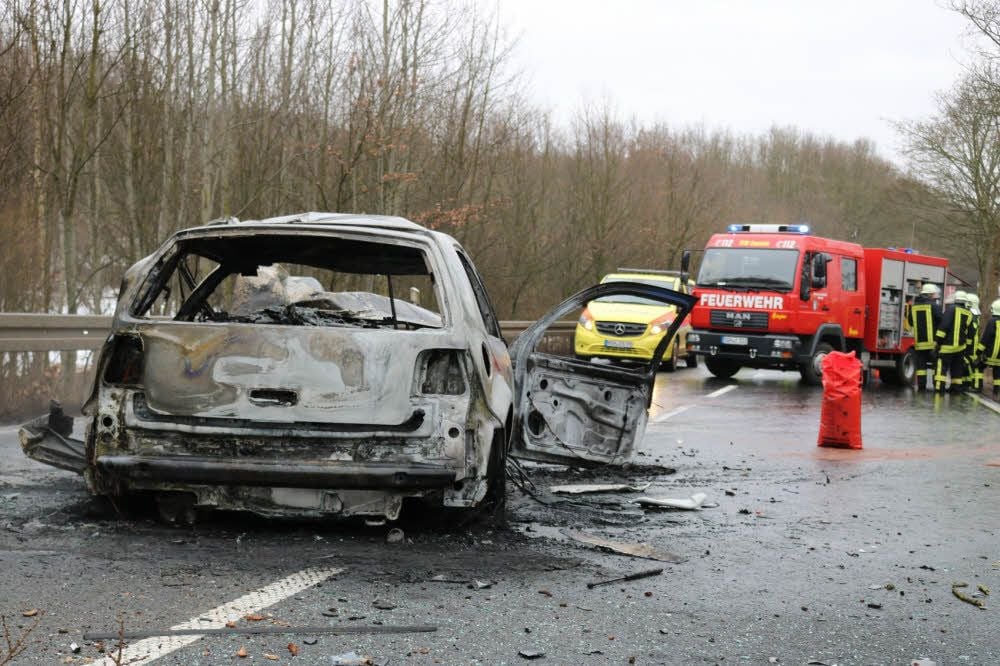 Das ausgebrannte Autowrack auf der B 86 zwischen Riestedt und Annarode.