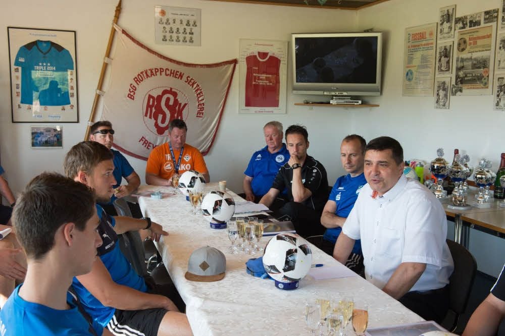 Thomas Postleb (r.), Präsident des FC RSK Freyburg, bei der Absprache mit den Trainern der teilnehmenden Teams und Vertretern des Organisationskomitees.
