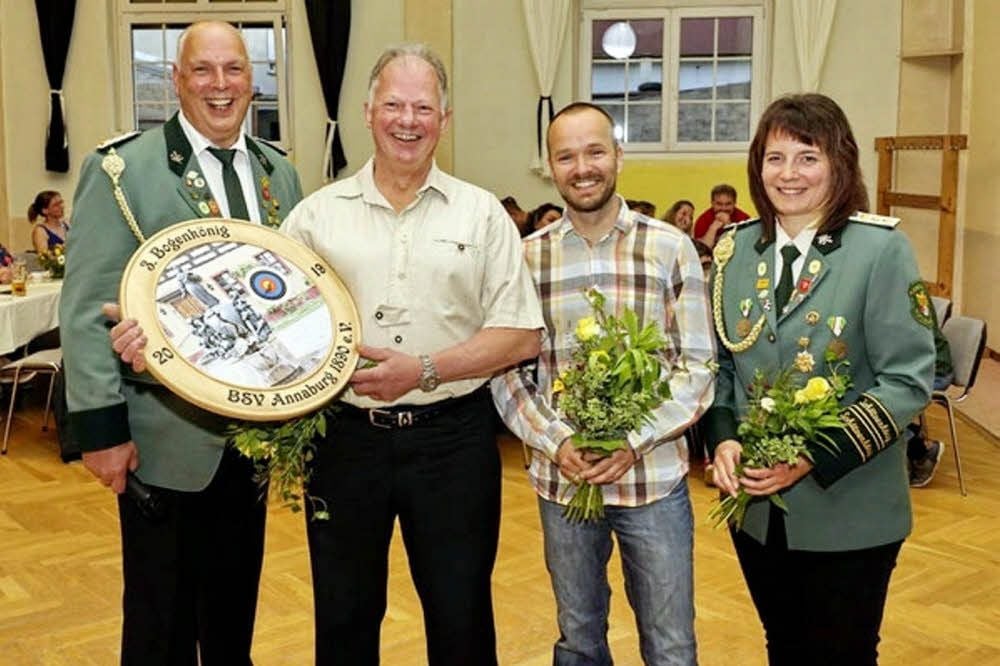 Dieter Walter (2. v. l.), Henrik Pischel (2. v. r.) und Nadja Schräpel waren die besten Bogenschützen in diesem Jahr im Annaburger Schützenverein.