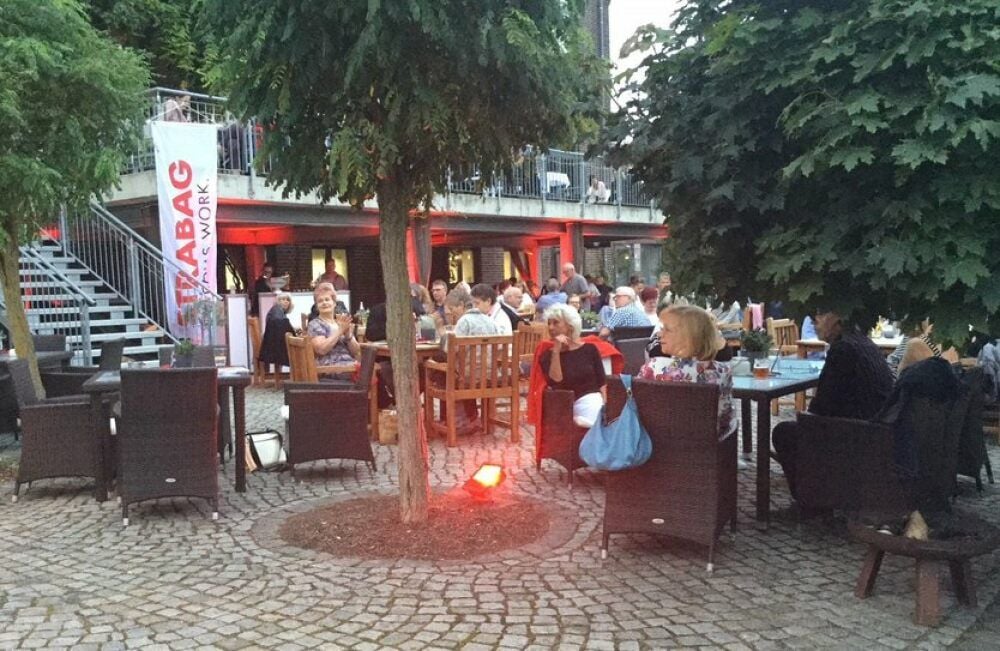 Volle Zuschauerreihen im Dessauer Golfpark unterm Balkon. Die Veranstaltungsreihe ist ein voller Erfolg.