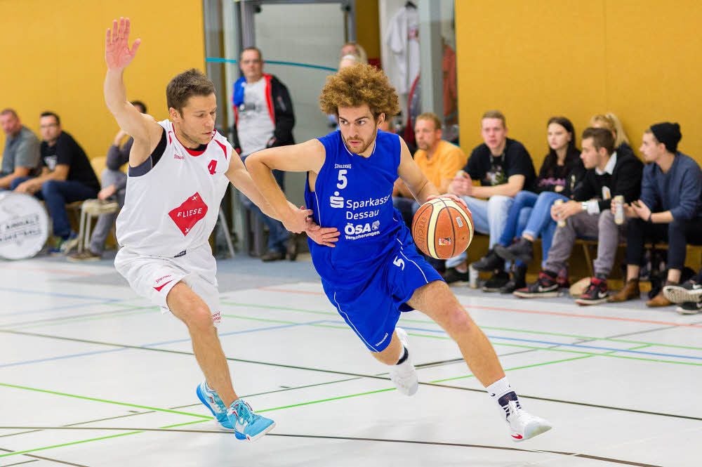 Rami Daba (rechts) erzielte gegen den SV Halle 14 Punkte.