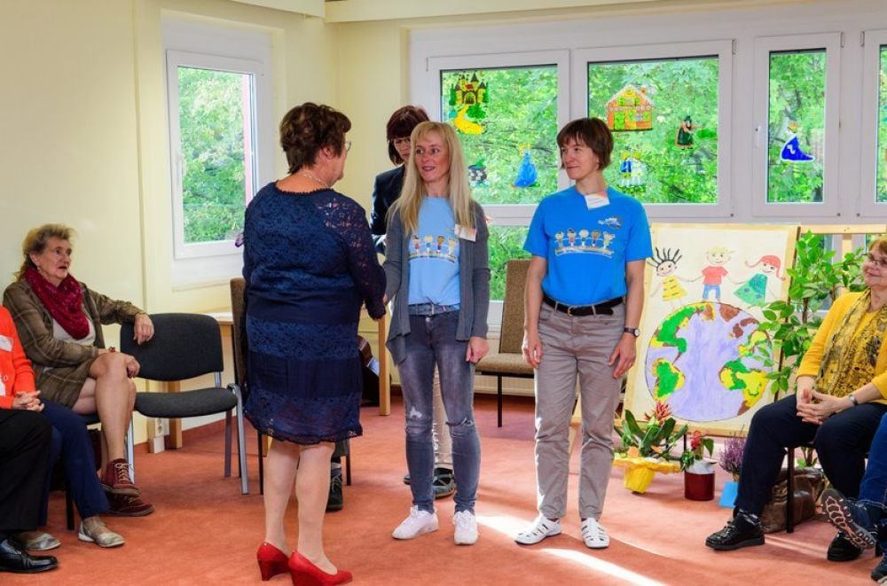 Die Erzieherinnen Giselheid Schoppe (r.) und Katrin Schmidt (M.) sind von Anfang an dabei. Von Marianne Schulze, der früheren Kita-Leiterin, erhalten sie herzliche Glückwünsche.