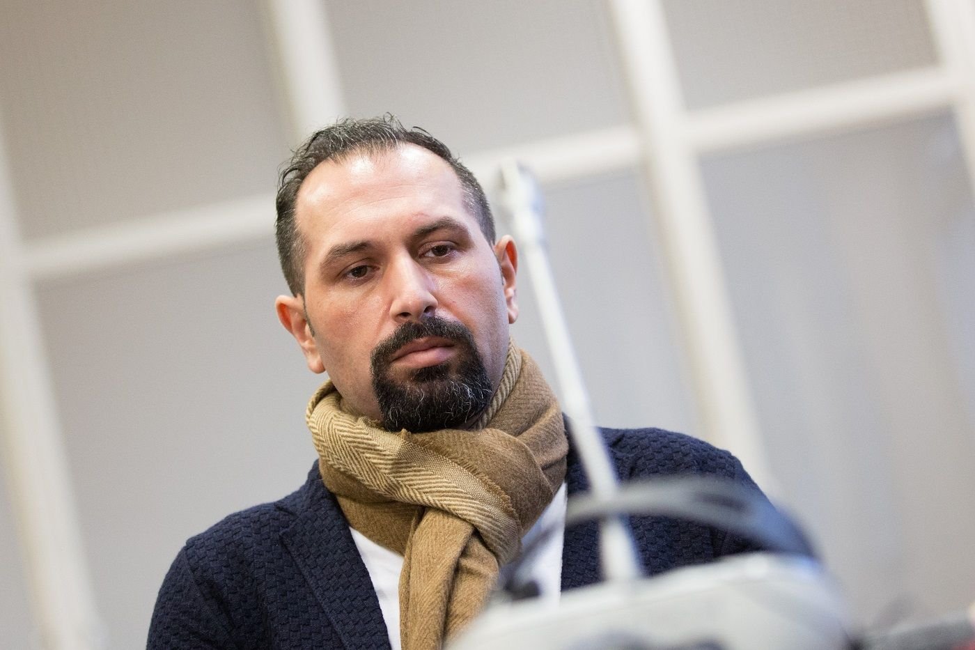 Der wegen gewerbs- und bandenmäßigen Betrugs angeklagte Marcin K. im Gerichtssaal im Strafjustizgebäude in Hamburg (Aufnahme vom 25. Januar 2017).