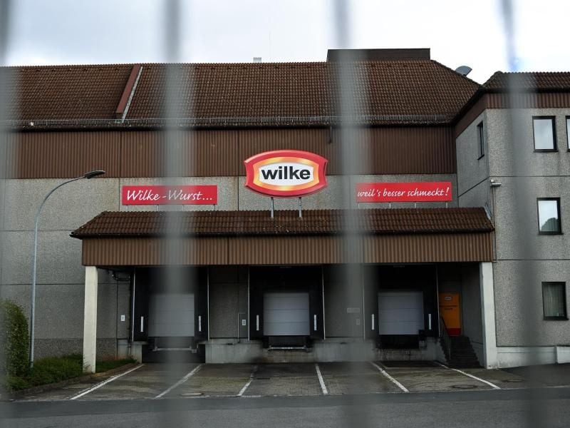 Die Rolltore des Fleischherstellers Wilke Wurstwaren sind heruntergelassen. Foto: Uwe Zucchi/dpa/Archivbild