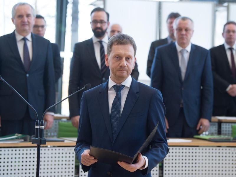 Michael Kretschmer leistet den Amtseid. Foto: Sebastian Kahnert