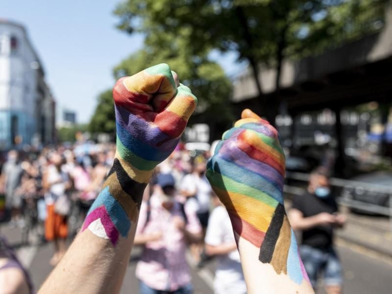 Der große CSD war abgesagt worden. Stattdessen gab es eine Pride-Demo unter Corona-Auflagen. Foto: Fabian Sommer/dpa